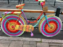 Glad cykel