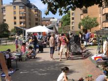 Välbesökt loppis på gården